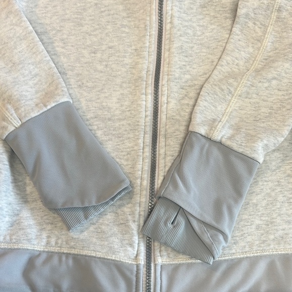 Ivivva - Lululemon - LIKE NEW Gray Full-Zip Jacket with Soft Knit Material - Picture 4 of 8